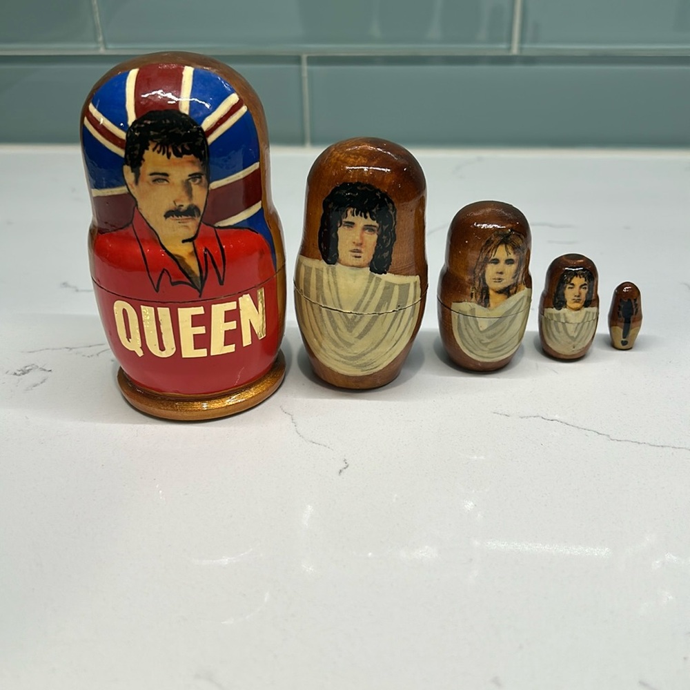 Queen Nesting Dolls!  Very nice!  Excellent condition.